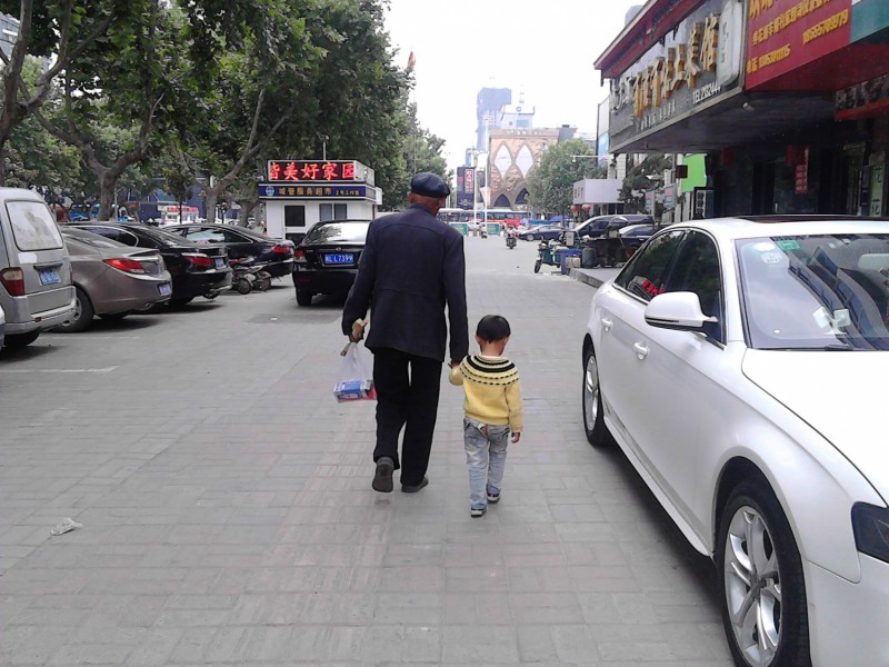 Kivágott nadrág a kínai gyerekeken